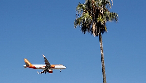 Sarhoş İngilizler kaçırdıkları uçağın peşinden koştu