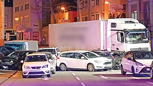 Çaldığı TIR’la araçları ezdi