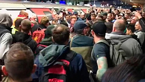 Londra'da yolcular çevrecileri dövdü