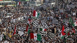 Pakistan'da göstericiler İslamabad'a doğru yola çıktı