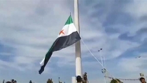 Suriye Milli Ordusunun bayrağı Tel Abyad'da göndere çekildi
