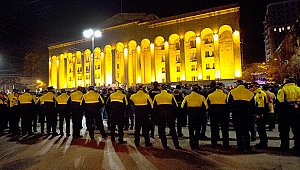 Ve yeniden! Gürcistan'da parlamento binası kuşatıldı