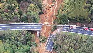 Yağış vurdu otoyol çöktü
