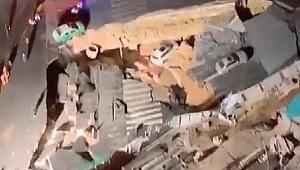 Yol çöktü, 3 otomobil içine düştü