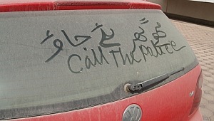 Dubai Belediyesi, sokakta bırakılan kirli araçları açık arttırmayla satacak