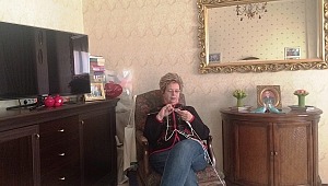 Elleriyle ördüğü berelerle 122 öğrencinin soğuk kış günlerinde üşümemesi  sağladı