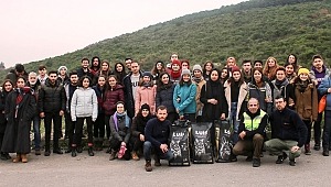 Öğrenciler, Ormana Sürgün Edilen Köpekleri Besledi!