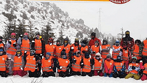 Yarı Yıl Tatilinde Çocuklara Özgüven Katacak Hediye AKUT Doğada Yaşam Sömestir Kış Kayak Kampı