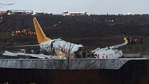 İstanbul'da pistten çıkan uçak üçe bölündü!