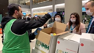 İHH'dan havalimanında mahsur kalan yabancı yolculara insani yardım