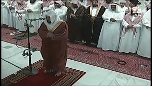 Kabe'de akşam namazında ağlatan görüntülere sahne oldu.