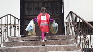 Kızılay Gönüllüleri Evden Çıkamayan Yaşlı ve Hastaların Alışverişini Yapıyor