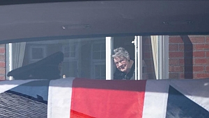 35 yıllık eşine pencereden veda etti