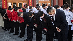 Çin'de Kovid-19'dan hayatını kaybedenler için 3 dakikalık saygı duruşu