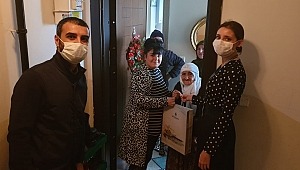 İBB Halkla İlişkiler Müdürlüğü ekipleri 100 yaş ve üstündeki İstanbullulara bayram ziyaretinde bulundu