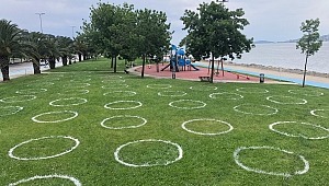 İBB, Koronavirüs ile mücadelenin normalleşme evresinde, parklarda mesafe halkaları çizdi.