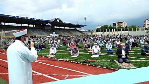 Cuma namazında Mahmutbey Stadyumu tıklım tıklım doldu