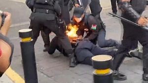 Floyd protestolarına katılan eylemciler polisi ateşe verdi