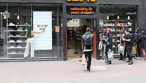 İngiltere'de tüm perakende dükkanları açıldı