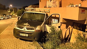 Ataşehir'de ilginç olay... Kamyonet yatak odasına girdi