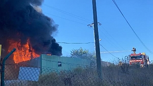 Maltepe'de araç parçalarının olduğu depoda yangın