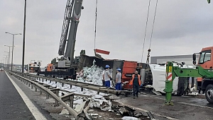 TEM Otoyolu'nda toprak yüklü TIR devrildi, yol ulaşıma kapandı