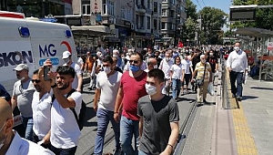 Tramvay seferleri durunca binlerce kişi Ayasofya Camii'ne yürüdü