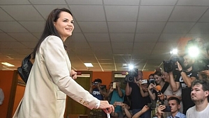 Belarus seçimleri: Muhalif aday Tikhanovskaya'nın nerede olduğu bilinmiyor, protestolarda bir kişi öldü