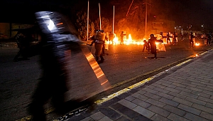 Irak'ın Basra kentinde göstericiler parlamento temsilciliğini ateşe verdi