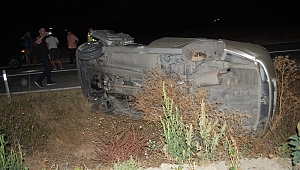 Kontrolden çıkıp takla atarak karşı şeride geçen otomobilden baba-oğul sağ çıktı