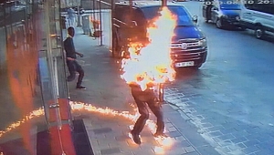 Taksim’de dehşet anları! Kavga ettiği kardeşini tinerle yaktı
