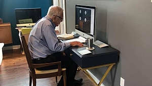 91 yaşındaki profesörün uzaktan eğitim verdiği anlar sosyal medyada ilgi odağı oldu