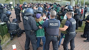Almanya’da PKK yürüyüşü karıştı! Polislere ve gazetecilere saldırdılar