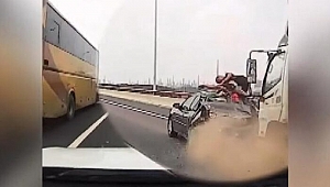 Çin’de yolda bozulan araca kamyon çarptı! Sürücü aracın tavanına uçtu