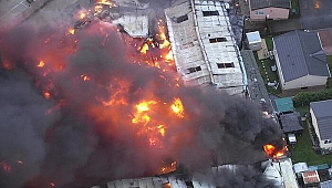 Londra'da endüstriyel binada büyük yangın