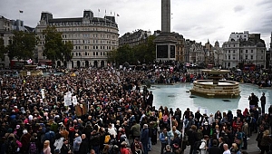 Önce İngiltere sonra Almanya! Halk sokağa indi, corona tedbirlerini protesto etti
