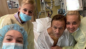 Zehirlenen Rus muhalif Navalni'den günler sonra ilk fotoğraf