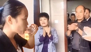 Akılalmaz olay! Alkışlar eşliğinde tuvalet suyunu içti