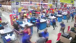 Brezilya’da süpermarket rafları domino taşı gibi devrildi! Ölü ve yaralılar var