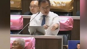 Hükümete tepki gösteren milletvekili kürsüde kolunu kesti