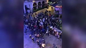 İngiltere'de Leicester Meydanı'nda koronavirüs partisi