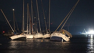 İzmir'deki deprem sonrası denizde ürperten görüntü: Sığacık'ta tekneler sürüklendi
