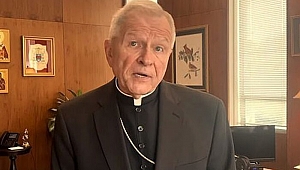 Rahibin 2 kadınla birlikte cinsel ilişkiye girdiği sunak ateşe verildi