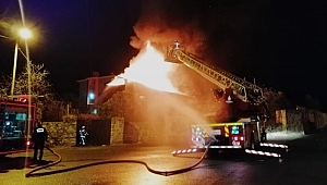 Sultanbeyli’de iki katlı metruk binanın çatısı alevlere teslim oldu