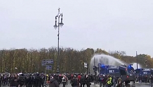 Almanya'da koronavirüs kısıtlamaları sokağa döktü