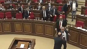 Ermenistan Meclisi'nde Karabağ kavgası