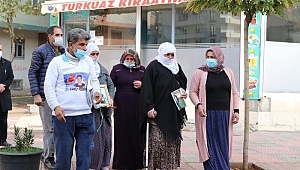 Evlatlarını HDP ve PKK’dan istemek için eylem yapanlara iki aile daha katıldı