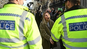 İngiltere’de corona aşısı karşıtı gösterilerde sokaklar karıştı