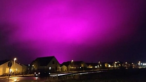 İsveç’te gökyüzü mor renge büründü