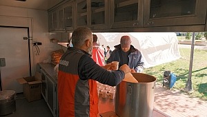 Sadakataşı acil yardım ekibi İzmir’de 